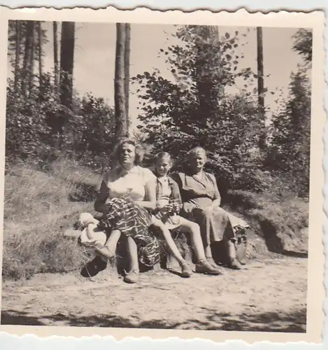 (F5545) Orig. Foto Frauen mit Mädchen am Waldrand, Wanderung nach 1945
