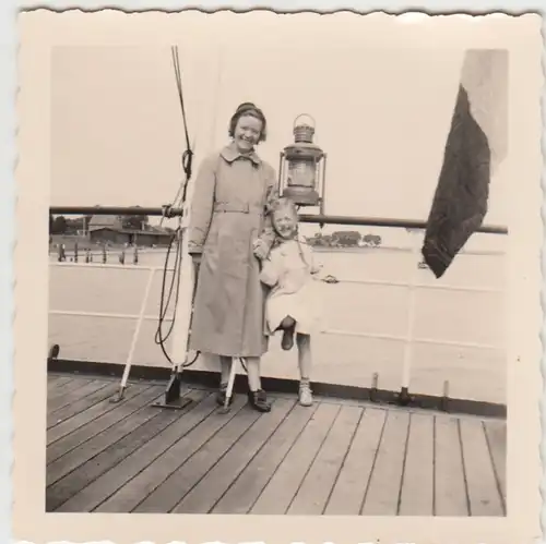 (F5544) Orig. Foto Frau mit Mädchen auf Schiff an der See, nach 1945