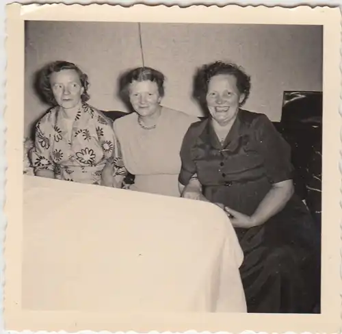 (F5543) Orig. Foto drei ältere Damen am Tisch, nach 1945