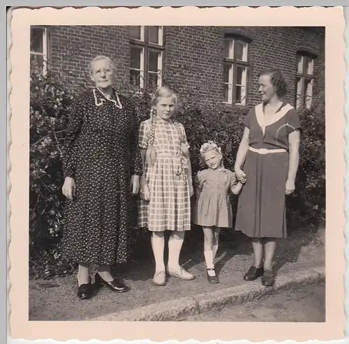 (F5539) Orig. Foto Frauen mit 2 Mädchen an einem Haus, 1950er
