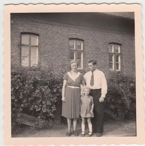 (F5538) Orig. Foto Paar mit Mädchen an einem Haus, 1950er