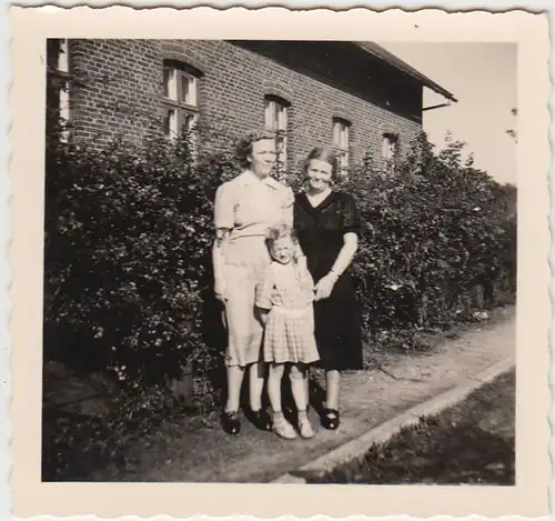 (F5537) Orig. Foto Frauen mit Mädchen an einem Haus, 1950er
