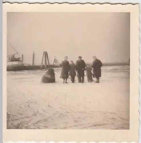 (F5536) Orig. Foto Personen mit Boje am Strand, 1950er