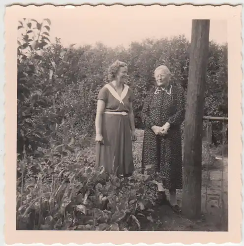 (F5535) Orig. Foto ältere Dame und Frau im Garten, 1950er