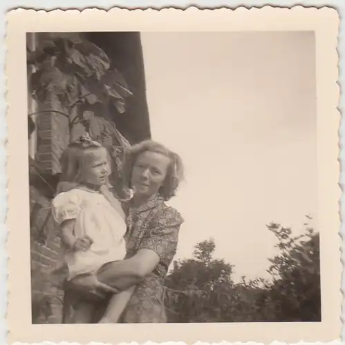(F5534) Orig. Foto Frau mit Mädchen auf dem Arm, 1950er