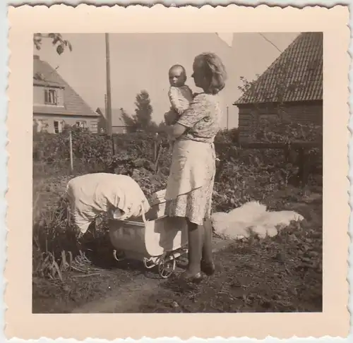 (F5531) Orig. Foto junge Frau mit Baby Heidi u. Kinderwagen, 1950er