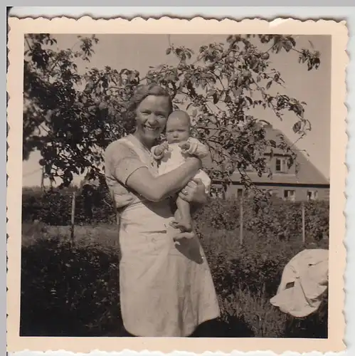 (F5530) Orig. Foto junge Frau mit Baby Heidi, 1950er