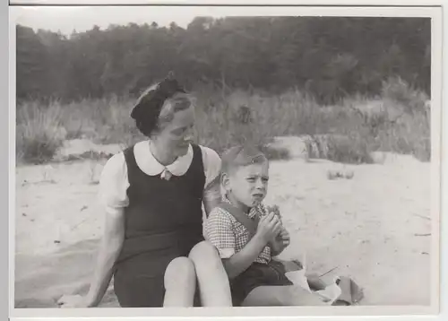 (F5526) Orig. Foto junge Frau u. Junge am Strand, 1940/50er