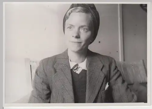 (F5525) Orig. Foto junge Frau mit Kopftuch, 1940/50er