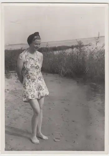 (F5524) Orig. Foto junge Frau posiert am See, 1940/50er