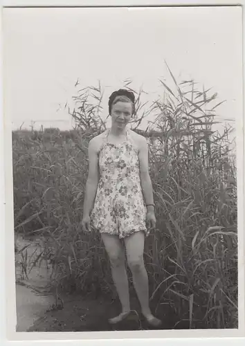 (F5522) Orig. Foto junge Frau posiert am See, 1940/50er