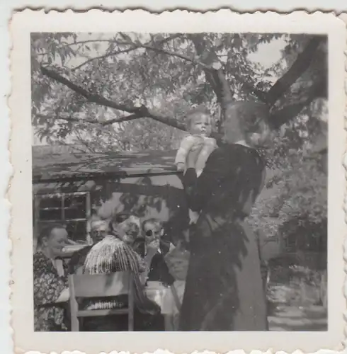 (F5514) Orig. Foto Frau mit Kleinkind im Garten, Personen am Tisch, vor 1945