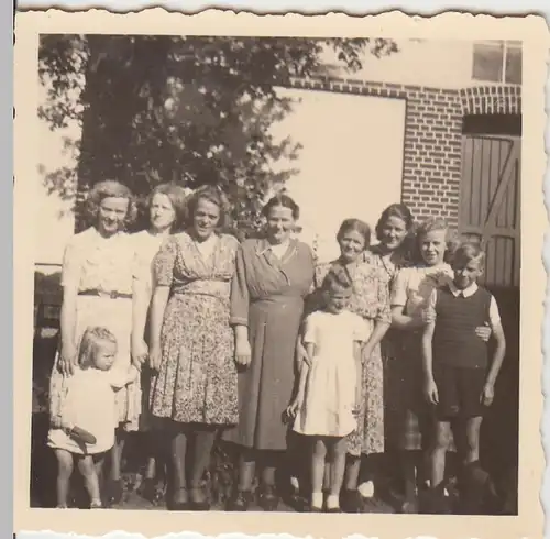 (F5510) Orig. Foto Personengruppe, Damen und Kinder, vor 1945