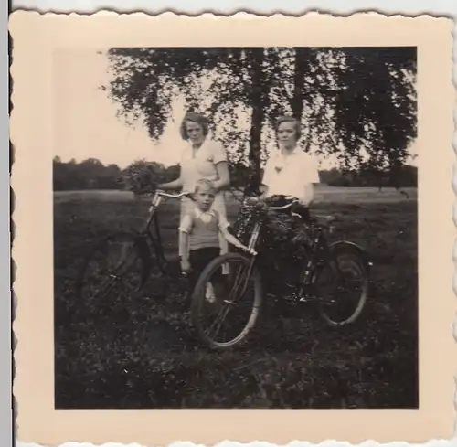 (F5507) Orig. Foto 2 Frauen und Junge mit Fahrrad, Ausfahrt 1930er