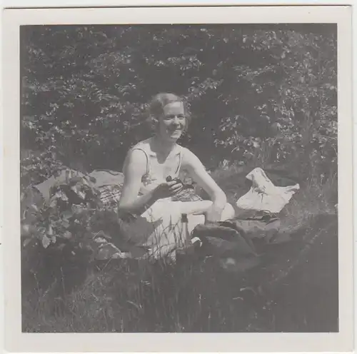 (F5498) Orig. Foto junge Frau im Freien, Picknick, vor 1945