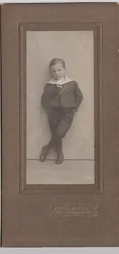 (F550) Original Kabinettfoto kleiner Junge lehnt lässig an Wand