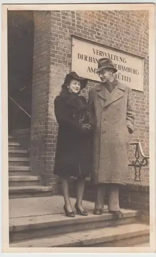 (F5458) Orig. Foto Personen vor der Verwaltung Hamburg Fuhlsbüttel 1940