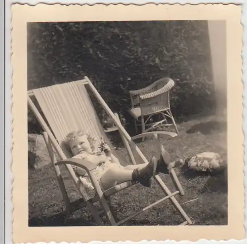 (F5440) Orig. Foto kleines Mädchen Elke im Garten sitzt im Liegestuhl, 1939