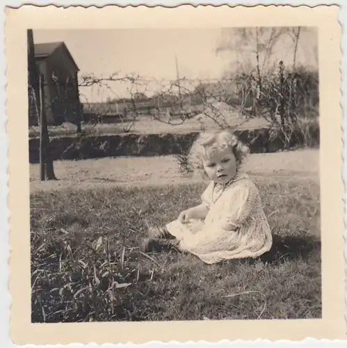 (F5439) Orig. Foto kleines Mädchen Elke sitzt im Garten, 1939
