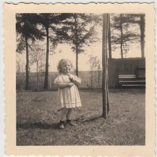 (F5438) Orig. Foto kleines Mädchen Elke im Garten, 1939