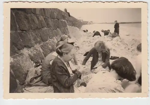 (F5419) Orig. Foto Mädchen m. Erzieherin an Strandmauer in Cuxhafen, Mai 1938