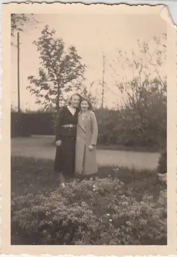 (F5417) Orig. Foto 2 Mädchen im Park, Cuxhafen, Mai 1938