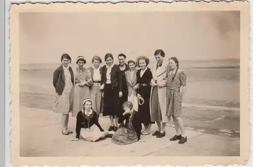 (F5414) Orig. Foto Mädchen einer Schulklasse am Strand in Cuxhafen, Mai 1938
