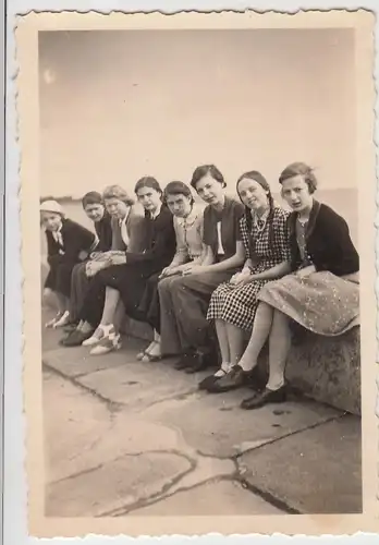 (F5412) Orig. Foto Mädchen einer Schulklasse auf Mauer in Cuxhafen, Mai 1938