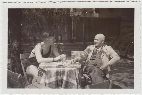 (F5406) Orig. Foto 2 Herren auf der Terrasse, Hamburg Sommer 1938