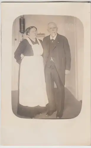 (F5400) Orig. Foto älteres Paar in Wohnung, Frau mit Schürze, vor 1945