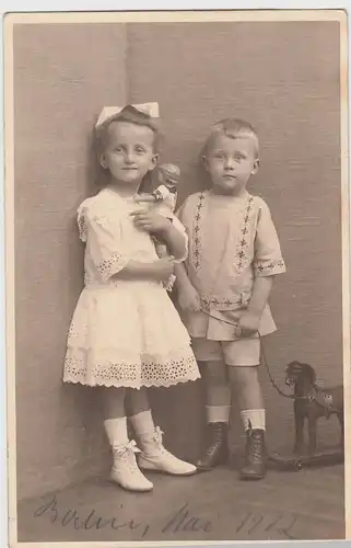 (F5398) Orig. Foto 2 kleine Kinder mit Spielzeug, Studio Berlin 1912