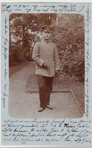 (F5394) Orig. Foto 1.WK Soldat mit Zigarette im Freien, Düsseldorf 1915