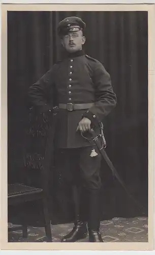 (F5388) Orig. Foto 1.WK Soldat mit Säbel, Porträt Fotostudio 1914-18