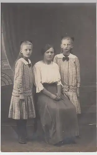 (F5383) Orig. Foto Frau mit zwei Mädchen, Fotostudio vor 1945