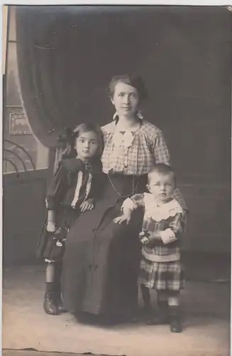 (F5374) Orig. Foto Frau mit zwei Kindern, Fotostudio vor 1945