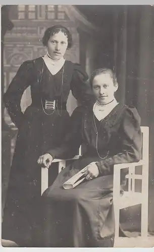 (F5371) Orig. Foto 2 Damen (Schwestern?), Fotostudio Trostberg vor 1945