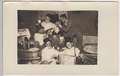 (F5358) Orig. Foto Unteroffiziere auf der Stube, heiteres Bild 1917