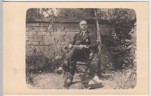 (F5340) Orig. Foto Herr mit Brille sitzt auf Stuhl im Garten 1910er