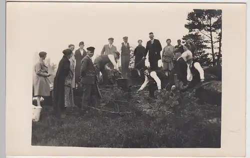 (F5337) Orig. Foto Personen im Freien mit Kochtopf, Wanderung vor 1945