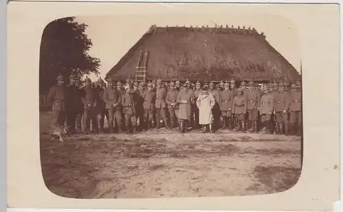 (F5332) Orig. Foto 1.WK Soldaten, Gruppenfoto vor großem Bauernhaus, 1916