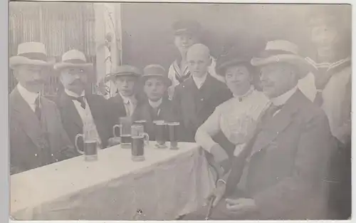 (F5328) Orig. Foto Personen sitzen am Tisch, Gasthof o.ä., vor 1945