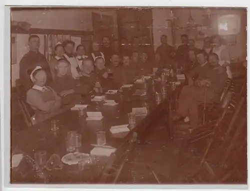 (F5311) Orig. Foto 1.WK Soldaten und Schwestern im Gasthof