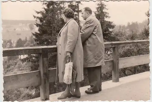 (F5284) Orig. Foto Schongar, Paar am Holzgeländer um 1960