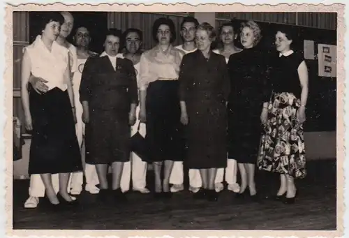 (F5228) Orig. Foto Berlin, Sportler Gruppenmeister der SVO mit Frauen 1950er
