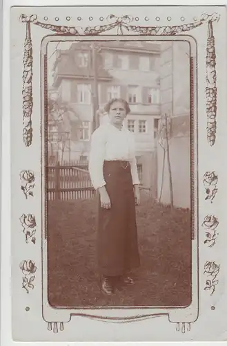 (F5135) Orig. Foto Porträt junge Frau im Garten am Haus, um 1920