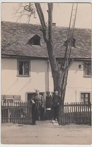 (F5134) Orig. Foto Personen vor einem Wohnhaus, unbekannt vor 1945