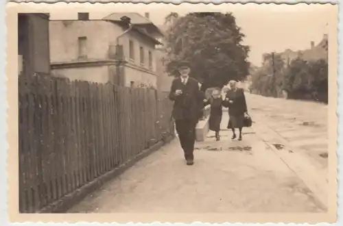 (F5131) Orig. Foto Personen auf dem Gehweg, vor 1945