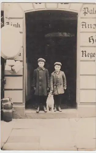 (F5126) Orig. Foto 2 Jungs mit Hund vor einem Geschäft, 1920er