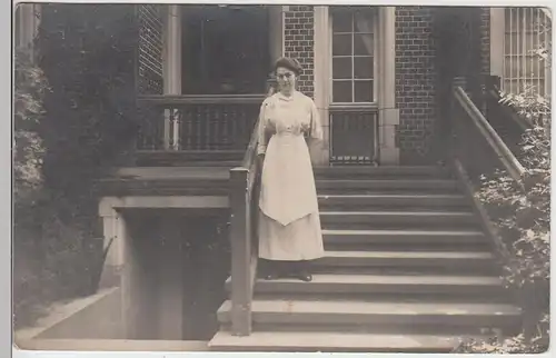 (F5120) Orig. Foto Frau mit Schürze an Haustreppe, um 1920