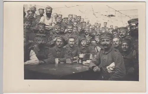 (F5115) Orig. Foto 1.WK, große Soldatengruppe am Tisch, 1914-18